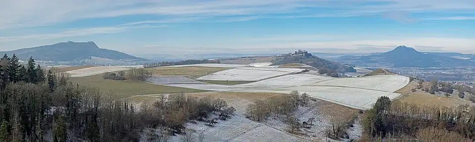 Blick von der Burgruine Hohenkrähen nach Nordwesten auf Hohenstoffeln, Mägdeberg und Hohenhewen