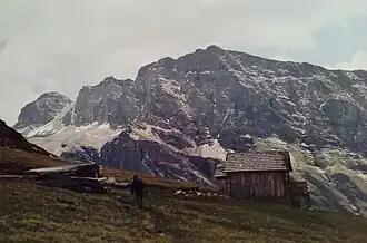 Blick von NW über die Ochsnerhütte (2263) und das Tal der Kleinen Zirknitz zum Stellkopf