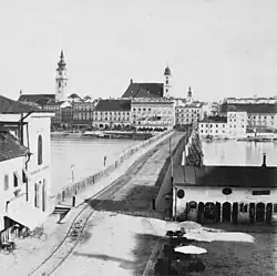 Hölzerne Brücke mit Geleisen um 1857. Blick von Urfahr nach Linz