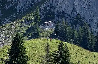 Blick zur Bockmattlihütte (1500 m ü. M.) von der Schwarzenegghöchi (1379 m ü. M.).