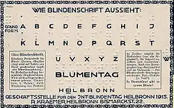 Eine vergilbte Postkarte ist mit Braillezeichen und erläuterndem Text in Schwarzschrift bedruckt. Unter der Überschrift „WIE BLINDENSCHRIFT AUSSIEHT“ folgen in 5 Reihen die 26 Buchstaben des Alphabetes in Brailleschrift und darunter in Schwarzschrift sowie die Wörter „BLUMENTAG HEILBRONN“. In zwei weiteren Texttafeln stehen in sehr kleiner Schwarzschrift Erläuterungen zur Brailleschrift. Sie enden mit dem Satz „In Deutschland gibt es 35000 Blinde!“