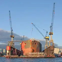 Das Ölproduktionsschiff Uisge Gorm im Dock&nbsp;11 im Hamburger Hafen