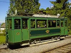 Dieser historische Berner Tramwagen ist sowohl als Linie 1 (Bärengraben–Friedhof) als auch als Linie 2 (Friedhof–Bärengraben) beschildert, an den Endpunkten musste die Beschilderung somit nicht gewechselt werden