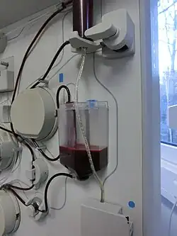 Etwa 170 ml fassender Tank, der mehrfach gefüllt und entleert wird