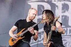 Die Live-Gitarristen Joni Lahdenkauppi[5] und Tuomas Leskinen[6]