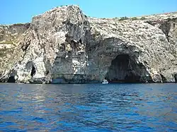 Die Blaue Grotte vom Meer aus gesehen