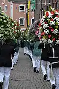 Blumenkorso mit Blumenhörnern