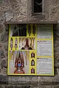 Deutschsprachige Informationstafel an der Kirche