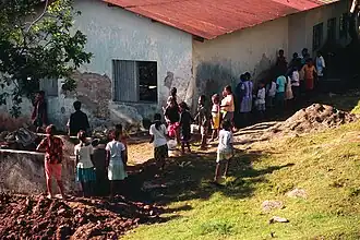 Schulkinder arbeiten am Samstag in ihrer Schule