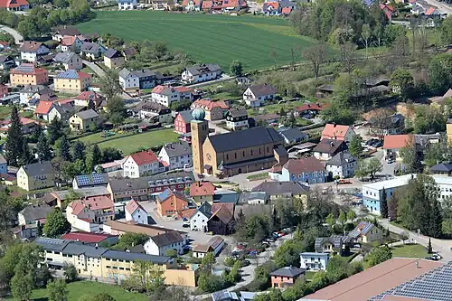 St. Barbara (2017), rechts davor Altes Rathaus und Kriegerdenkmal