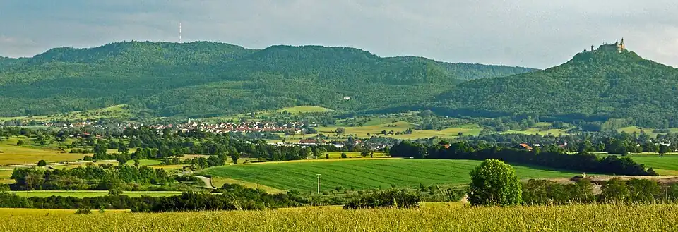 Raichberg (links), Boll und die Burg Hohenzollern von Sickingen