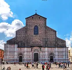 San Petronio, Bologna: Im Obergeschoss Wartesteine der unvollendeten Frührenaissance-Fassade