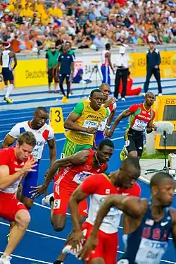 Die Läufer des ersten Viertelfinales ausgangs der&nbsp;Zielkurve