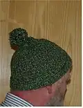 Grün melierte Bommelmütze