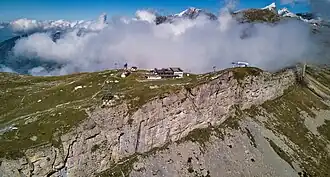 Bonistock mit Seilbahnstation und Berggasthaus
