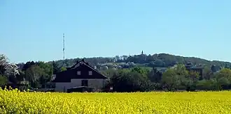 Blick auf den Kreuzberg mit seiner Kirche, von Norden vom Meßdorfer Feld aus gesehen