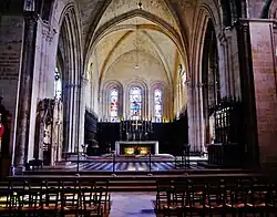 Chor mit romanischen Ostfenstern