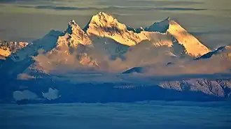 Der Canadian Border Peak (links), der American Border Peak (Mitte) und der Mount Larrabee (rechts) von Kanada aus
