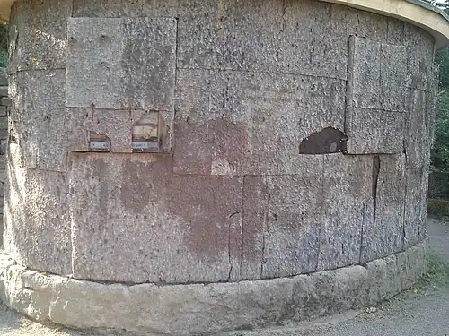 Borkenhäuschen auf steinerner Bodenplatte, vor der Erneuerung der Borken-Verkleidung, 2020