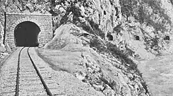 Vier kurze Tunnel zwischen Most na Drini und Strmica bei km 102