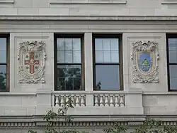 Die Siegelwappen von Adelaide und Montevideo an der 2.&nbsp;Etage