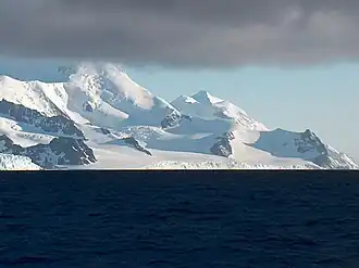 Blick von der Bransfieldstraße auf den Bojana-Gletscher (Hintergrund: Tangra Mountains)