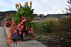 Brücke über die Amblève mit Blick auf die Abtei und die Stadtkirche Saint Sébastien