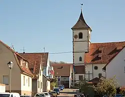 Brückenstraße und Pfarrkirche links der Glems