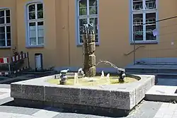 Max-Ernst-Brunnen vor dem Brühler Rathaus. Die Figuren sind eine Stiftung des Künstlers (1971).