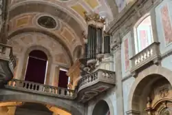 Historische Orgel an der Seitenwand