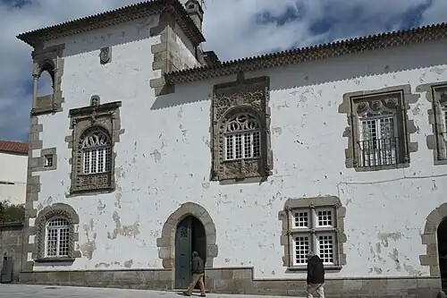 Casa dos Coimbras in Braga (unten rechts Fenster mit Tauwerk)