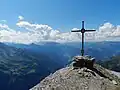 Gipfel mit Kreuz des Brandberger Kolms mit Blick über die Zillertaler Alpen