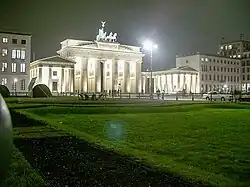 Brandenburger Tor Berlin, trotz Vergütung Farbreflexe (Blendenflecken und Spiegelung der Lichtquelle am Sensor)