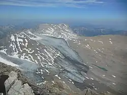 Blick vom Gipfel der Schesaplana über den Brandner Gletscher zur Mannheimer Hütte am 24.&nbsp;Juli 2015. Das geschossene Eisfeld beginnt in Teile zu zerfallen.