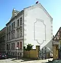 Durch Putzfelderung gegliederte Brandwand an einem historistischen Wohnhaus (Quedlinburg)