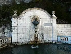 Medici-Brunnen mit der Büste von Pierre de Bourdeille