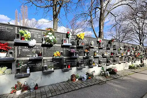 Kolumbarium (Urnenwand) auf dem Friedhof Rača in Bratislava.