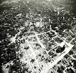 Die großflächig zerstörte Innenstadt von Braunschweig (Luftaufnahme der USAAF vom 12. Mai 1945).