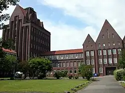 Ehemalige „Bernhard-Rust-Hochschule“ (Innenhof), heute Haus der Wissenschaft, rechts das Naturhistorische Museum (Rückseite)