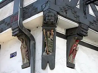 Geschnitzter Treppenfries auf einer Stockwerkschwelle (Braunschweig, Haus Ritter St. Georg, erbaut 1489)