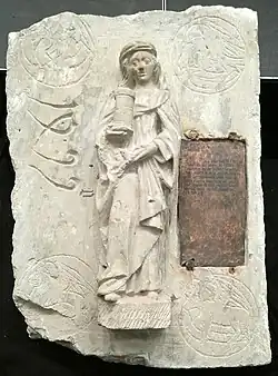 Der Grundstein von 1499 mit halbplastisch aus dem Stein herausgearbeiteter Statue der Maria Magdalena und einer eingelassenen Kupferplatte mit Informationen zu den Stiftern.