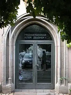 Das Portal (Foto um 1900), befindet sich heute in der Südwand des Predigerseminars, Alter Zeughof 1, wo es elf Jahre nach dem Abriss der Kapelle eingebaut wurde.