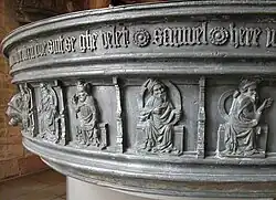 Beckenrand der untersten Schale mit Figuren und Schriftband.