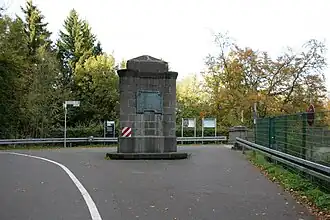 Türmchen mit drei Gedenktafeln