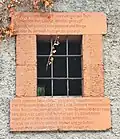 Fenster mit Beschriftung am Artur-Uhl-Turm