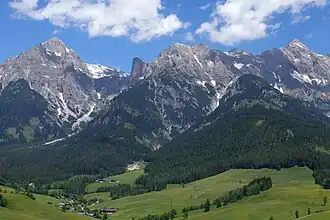 Schönegg (Bildmitte), links daneben der Sommerstein, ganz links das Breithorn, rechts die Schönfeldspitze