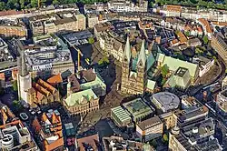 Bremer Stadtzentrum: Rathaus, Markt, links die Liebfrauenkirche, rechts der Dom, davor das Haus der Bürgerschaft, dahinter der Platz Domshof