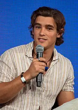 Brenton Thwaites als Henry Turner