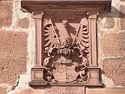 Wappen über dem Torbau