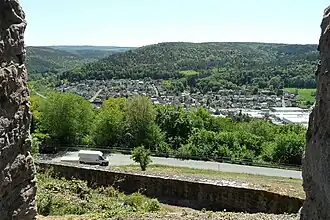 Blick von der Burg Breuberg über Neustadt nach Süden. Ganz rechts die Wiesen sind die Fluren Fuchshecke und Backenbrunn